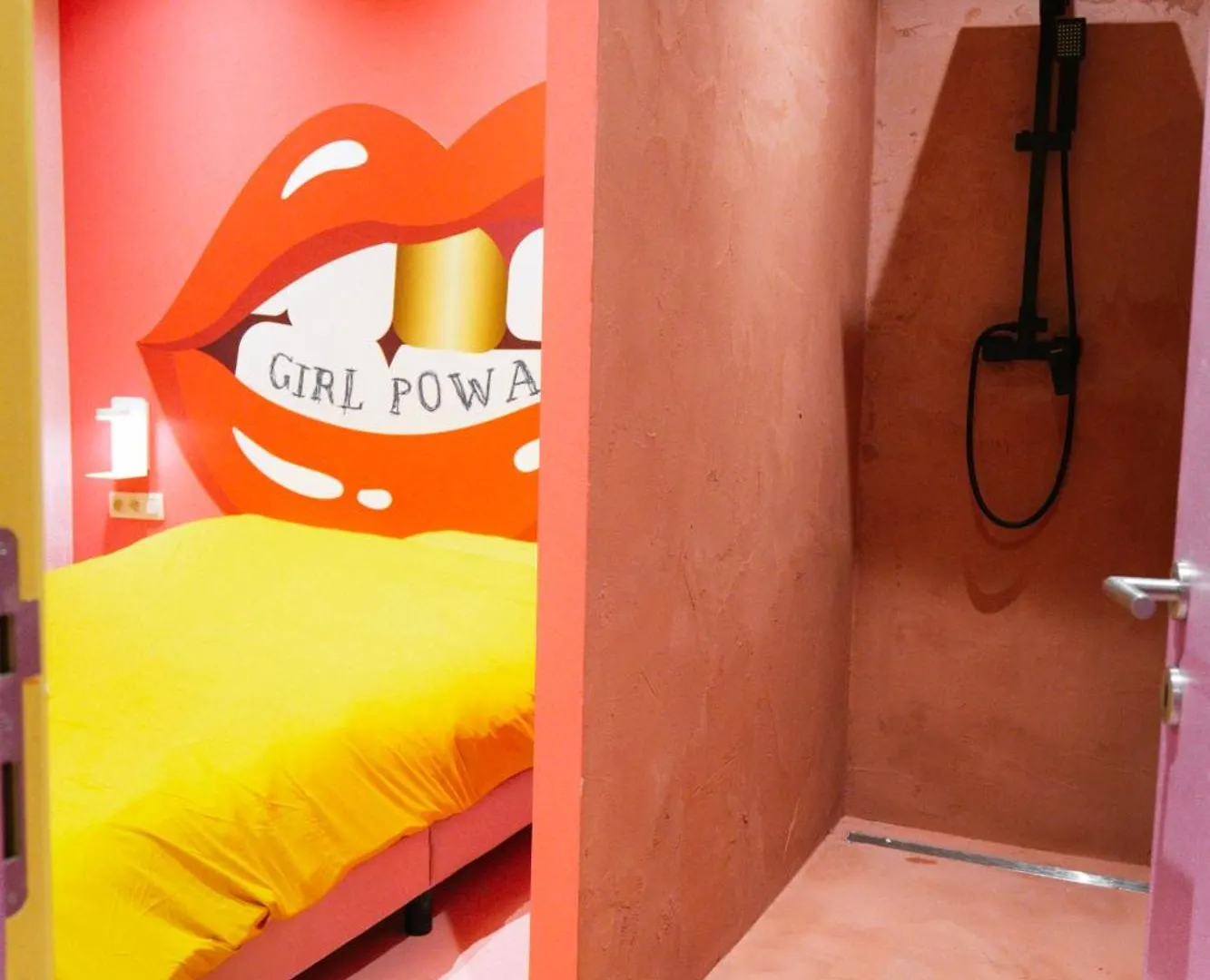 Capsule Girl Power Spa - Balneo - Sauna - Karaoke - Billard - 2 Chambres Charleroi 0*,  Belgium