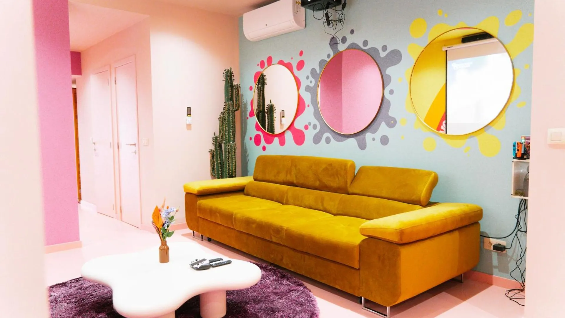 Capsule Girl Power Spa - Balneo - Sauna - Karaoke - Billard - 2 Chambres シャルルロワ アパート