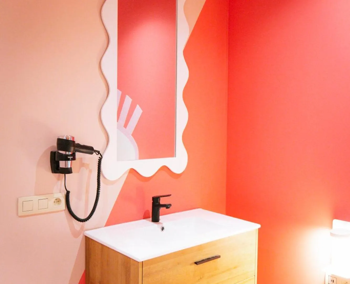 Capsule Girl Power Spa - Balneo - Sauna - Karaoke - Billard - 2 Chambres シャルルロワ アパート